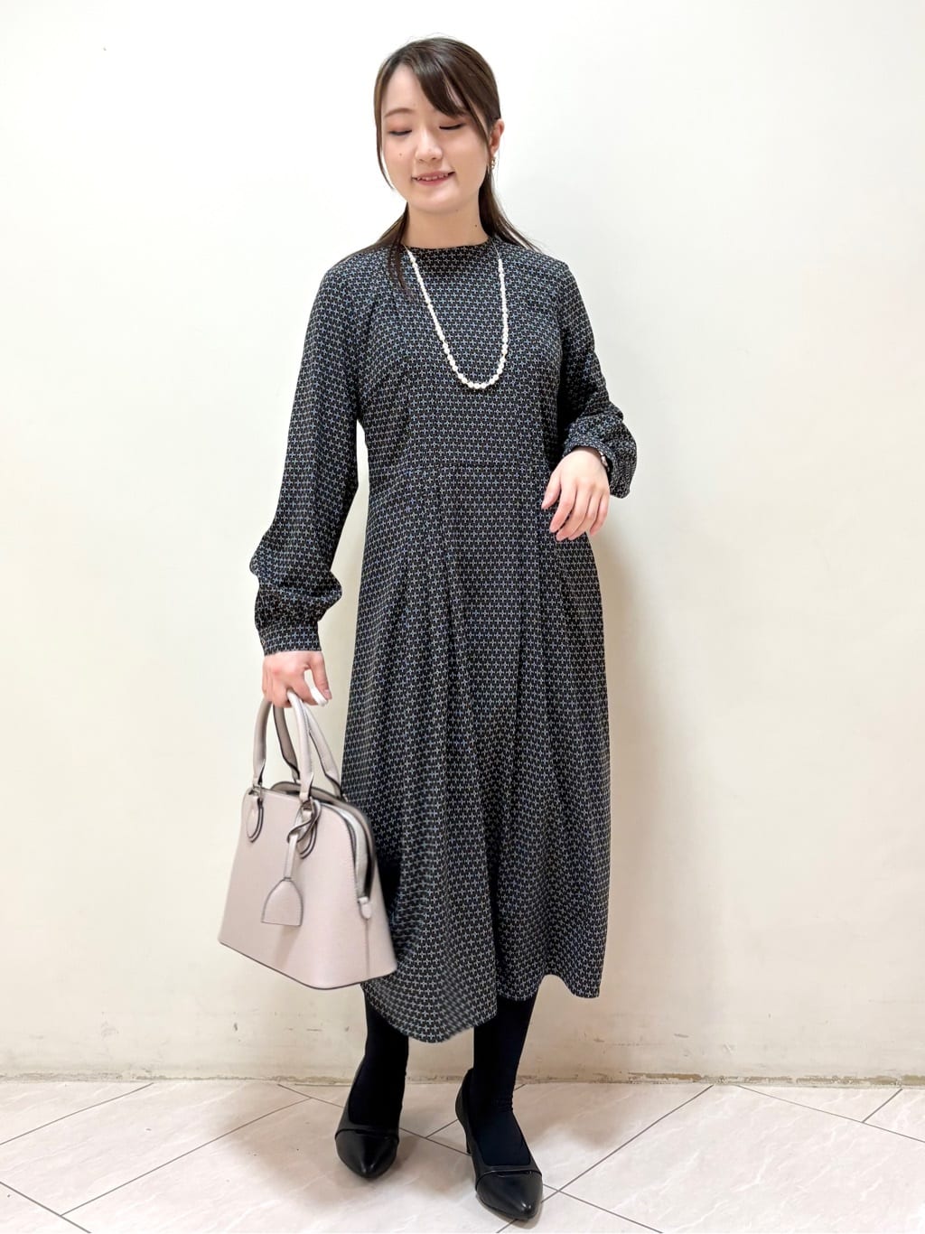 mikiさんの「Reflect｜【通勤/お出かけ◎】ジオメプリントクラシカルワンピース」を使ったコーディネート