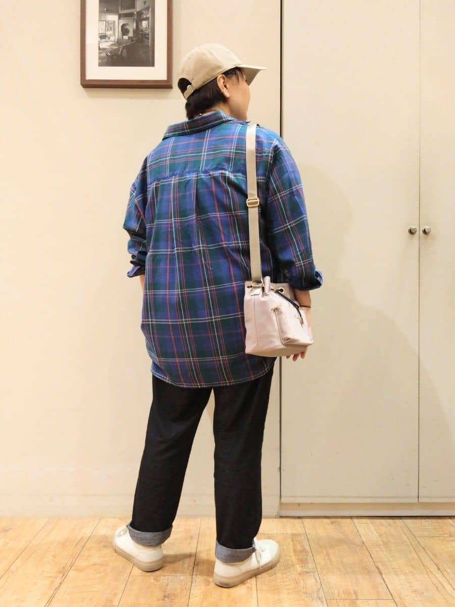 ヒロコジさんの「SHOO･LA･RUE｜【洗濯機可/S-LL】程よい抜け感 大人のチェックシャツ」を使ったコーディネート