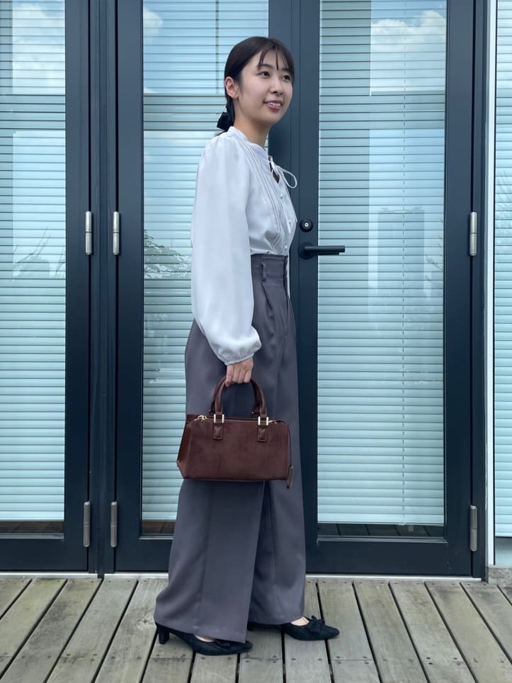 abeさんの「Couture brooch｜【帯電防止・通勤】ウエストリボン サスペンダー付きワイドパンツ」を使ったコーディネート
