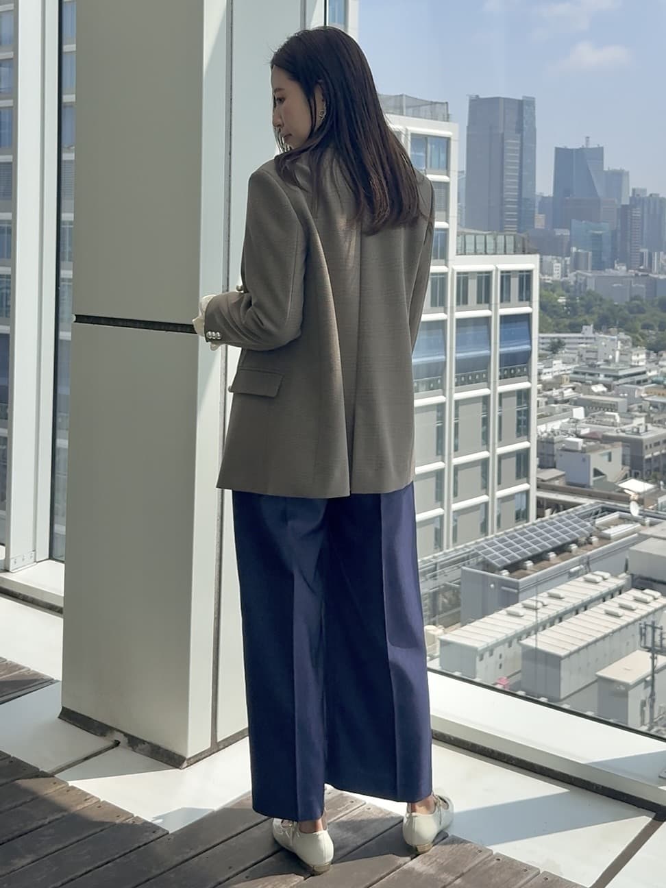 teiさんの「Couture brooch｜【高見え・きれいめ・通勤】レースカフス パール調釦テーラードジャケット」を使ったコーディネート