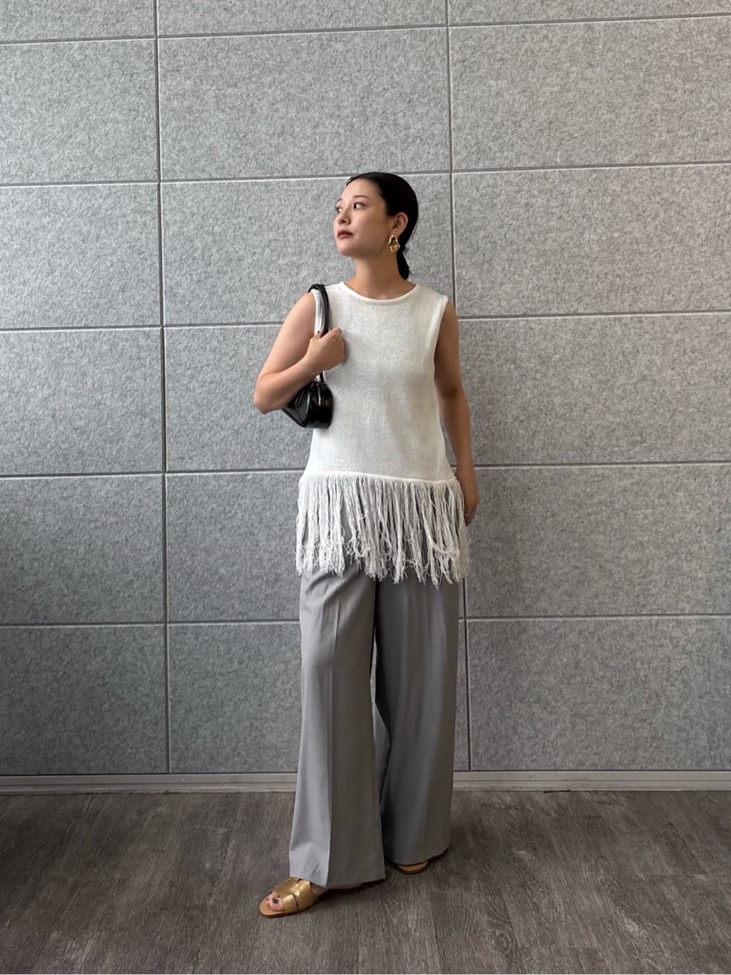 ayanoさんの「INDIVI｜スリーブレスフリンジニット」を使ったコーディネート