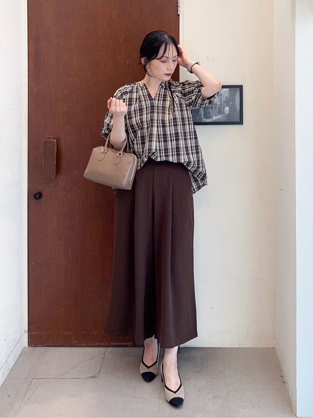 𝐇𝐢𝐫𝐨𝐦𝐢さんの「SHOO･LA･RUE｜【S-LL/洗濯後しわになりにくい】ランタンスリーブで女性らしく 5分袖スキッパーブラウス」を使ったコーディネート