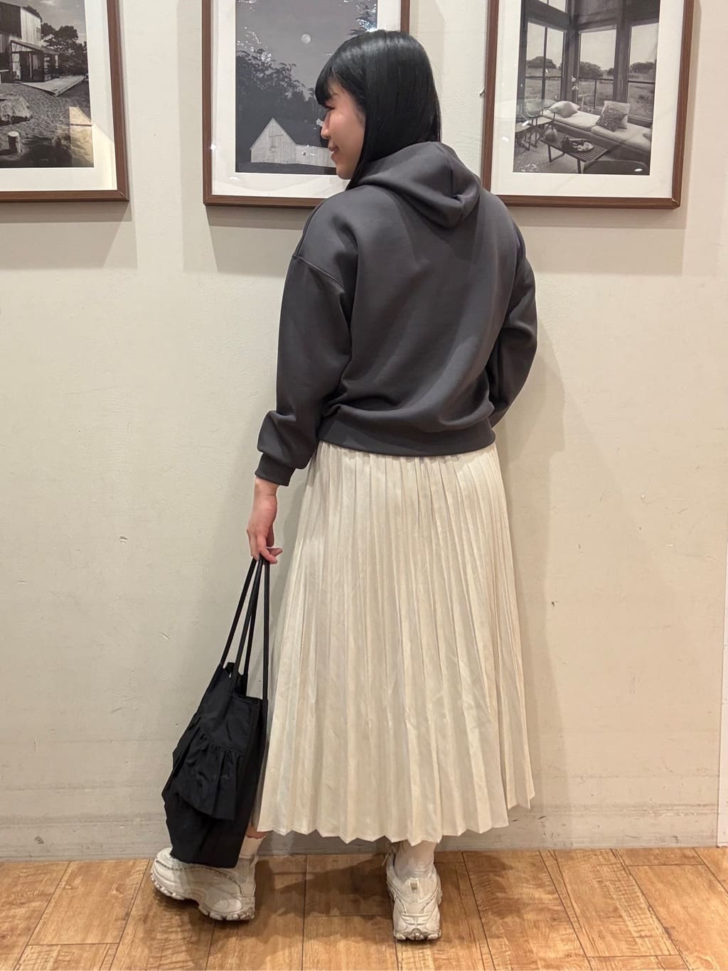 Tsuruさんの「SHOO･LA･RUE｜【セットアップ可/S-LL/なめらかタッチ】選べる3柄 ロゴ入りプルパーカ」を使ったコーディネート
