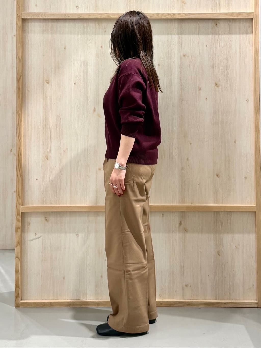 nanaさんの「THE SHOP TK｜【すっきりシルエットが叶う】大人のためのVネックニット/毛玉になりにくい/静電気防止/洗濯機OK」を使ったコーディネート