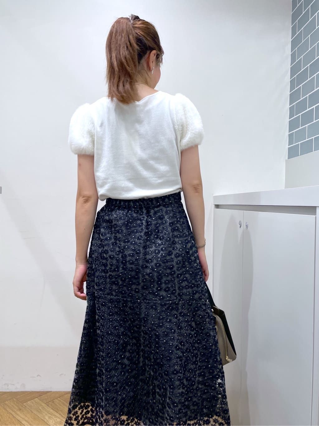 Junさんの「index｜《6色展開》フェザーパフスリーブVネックニット【洗濯機洗い可】」を使ったコーディネート