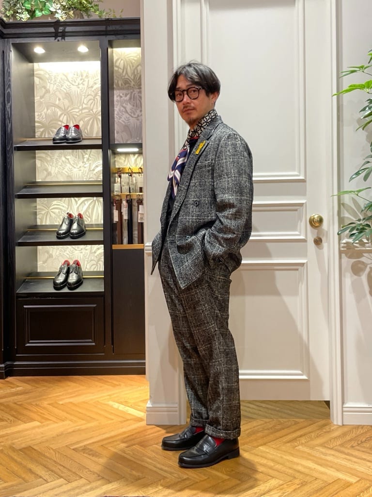 鶴田大士さんの「DRESSTERIOR｜オーバーラップサークルシルクスカーフ」を使ったコーディネート