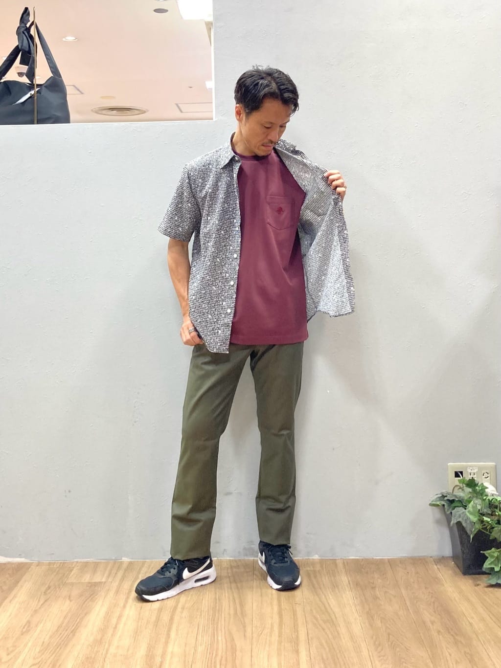シュンさんの「TAKEO KIKUCHI｜【COOL CITY WEAR】ワンポイント刺しゅう ポケットTシャツ /接触冷感」を使ったコーディネート
