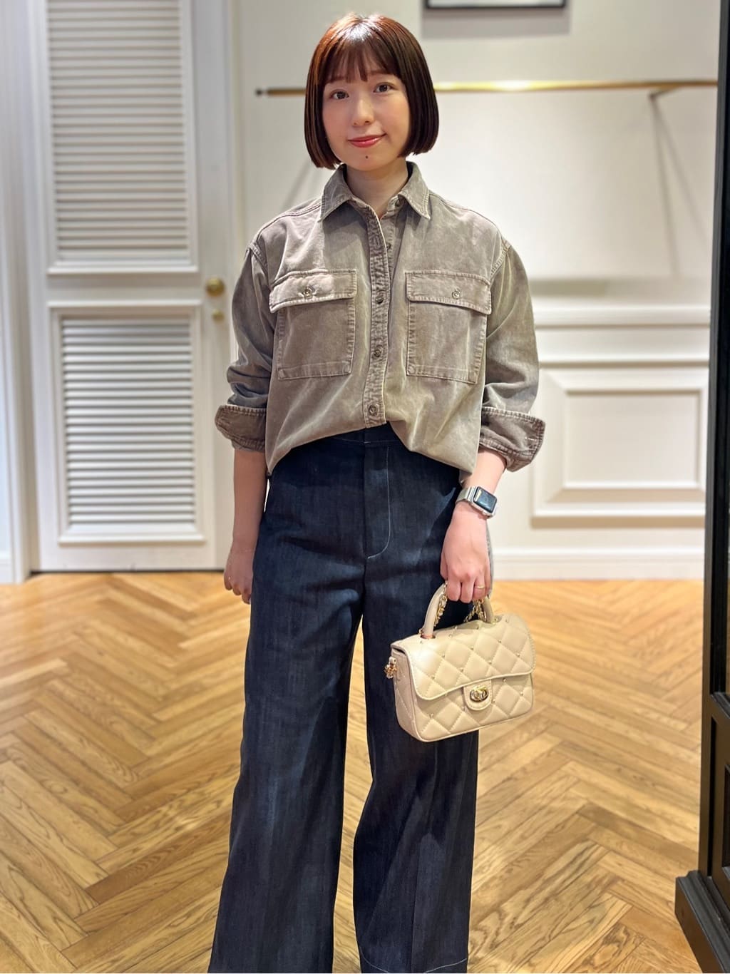 つじ まこさんの「DRESSTERIOR｜【洗える/抜け感】コーデュロイガーメントダイシャツ」を使ったコーディネート
