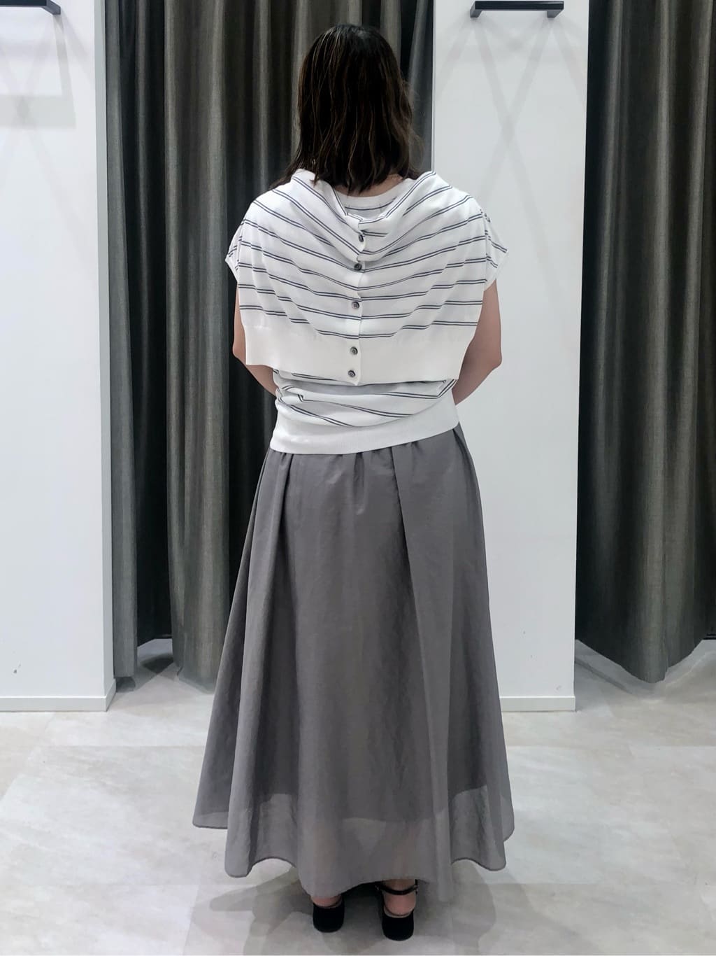 mamiさんの「UNTITLED｜【手洗い／58cm正方形】ベルトプリントスカーフ」を使ったコーディネート