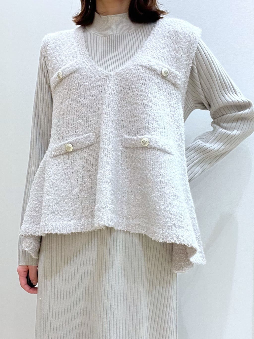  おまつさんの「grove｜【2点SET/体型カバー】一枚で決まる、ペプラムベスト&times;ニットワンピース」を使ったコーディネート