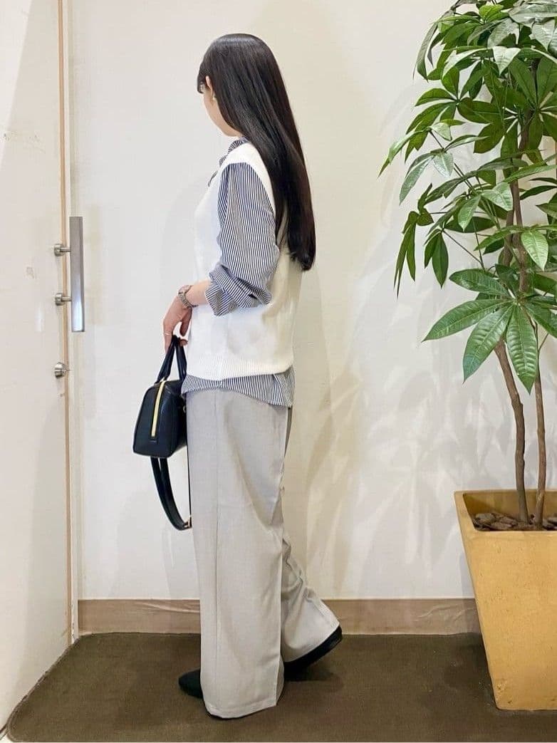 AYUMIさんの「SHOO･LA･RUE｜【S-LL】ゴールドボタンが上品 大人のニットベスト」を使ったコーディネート