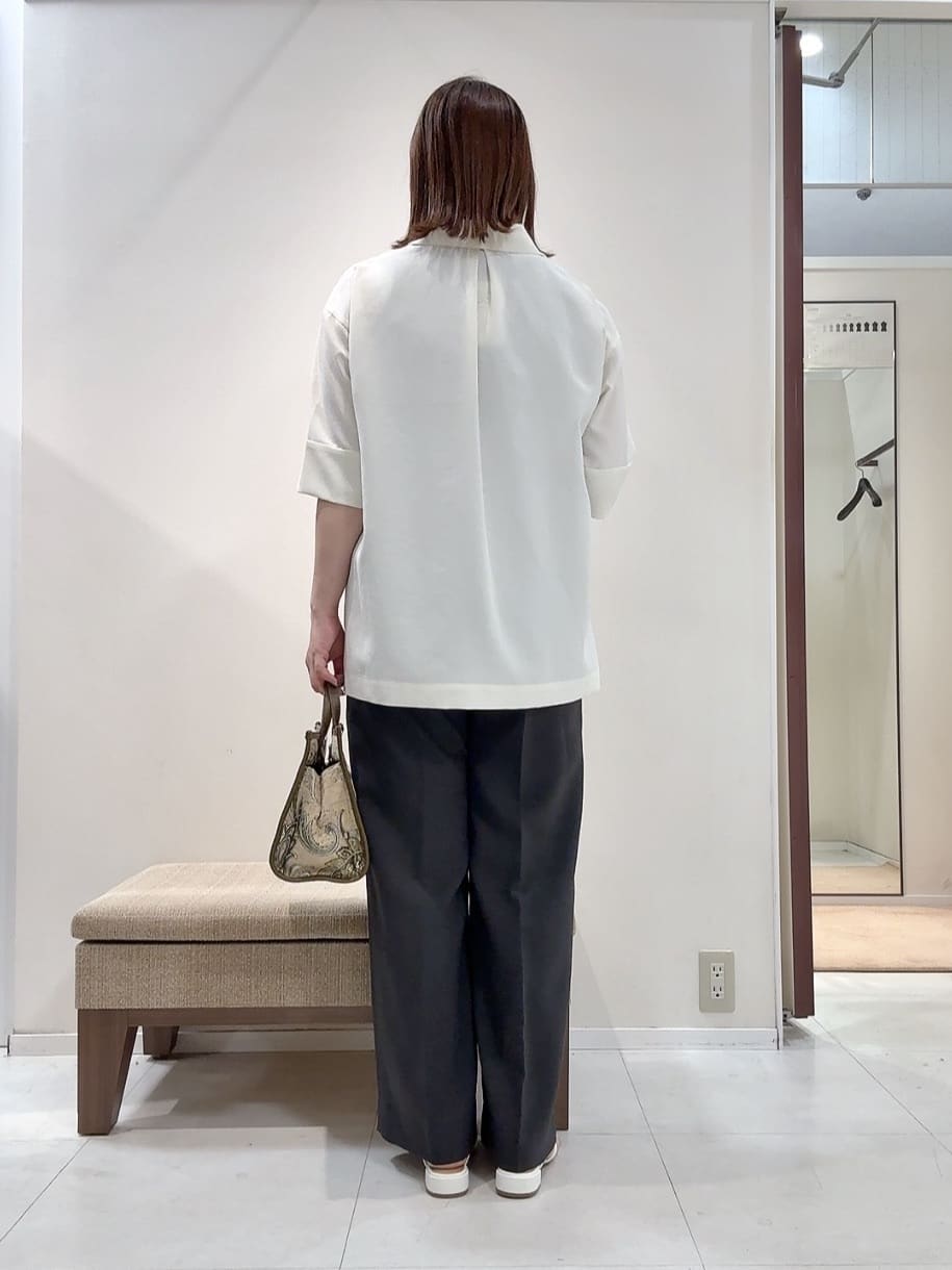 YUIさんの「UNTITLED｜【UVカット/接触冷感/吸水速乾/ゆったり】V開きネックシャツ」を使ったコーディネート