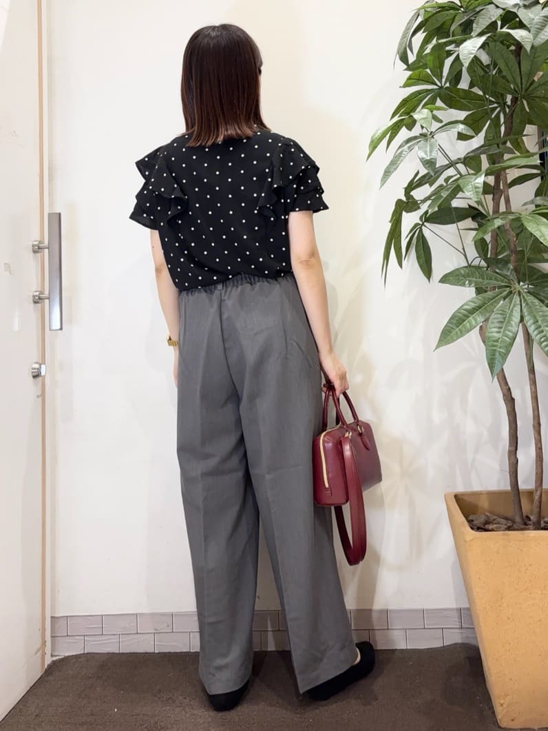 宗形さんの「SHOO･LA･RUE｜【無地/ドット柄】お袖フリルが華やぐ きれいめブラウス」を使ったコーディネート