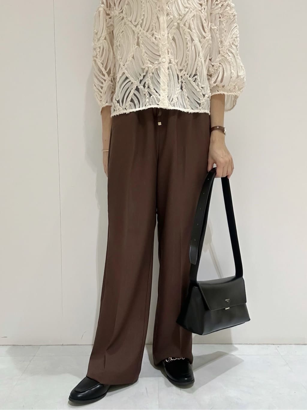 makiさんの「OPAQUE.CLIP｜シアー刺繍レース前開きブラウス【洗濯機洗い可】」を使ったコーディネート