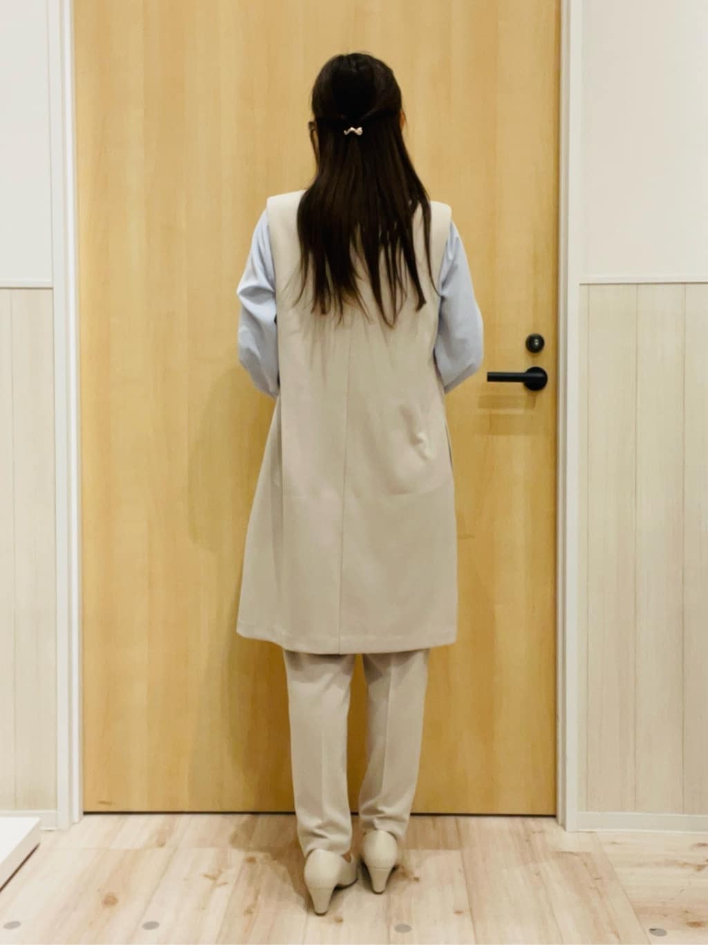 minamiさんの「SHOO･LA･RUE｜【洗濯機可/セットアップ可/S-3L】きちんと楽に。カットジョーゼット ロングジレ」を使ったコーディネート