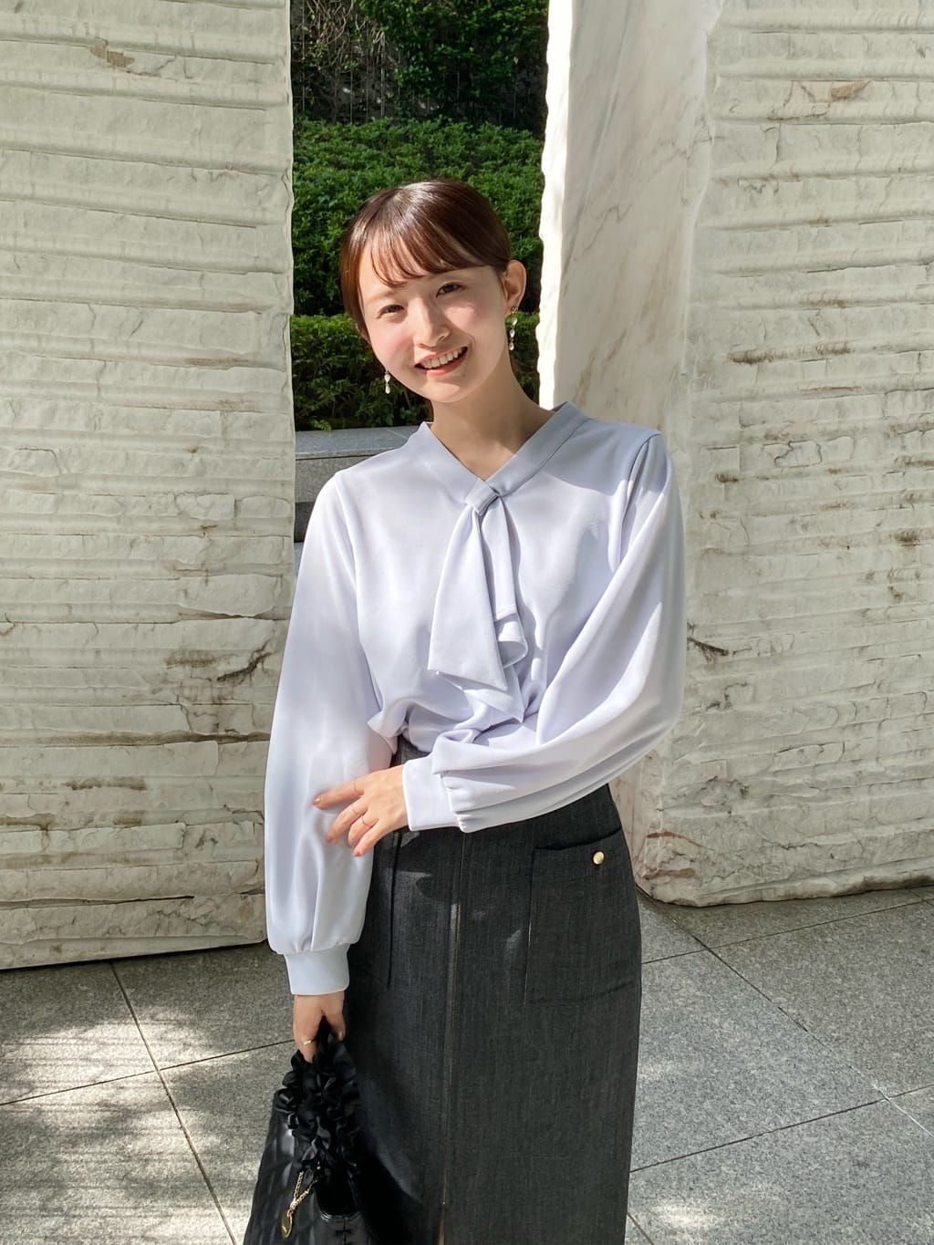 みさかさんの「index｜ボウタイフリルトップス【洗濯機OK／ストレッチ／イージーアイロン／防シワ】《S～3L》」を使ったコーディネート