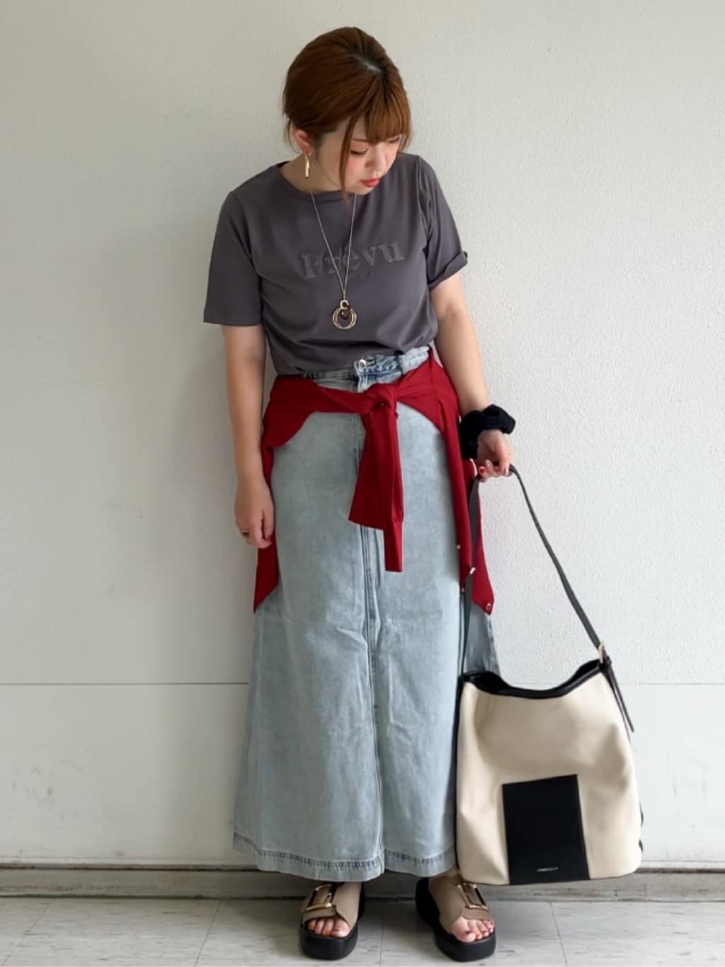 MIPPOさんの「index｜スパンコール刺繍ロゴTシャツ【洗濯機洗い可／接触冷感／UVケア】」を使ったコーディネート