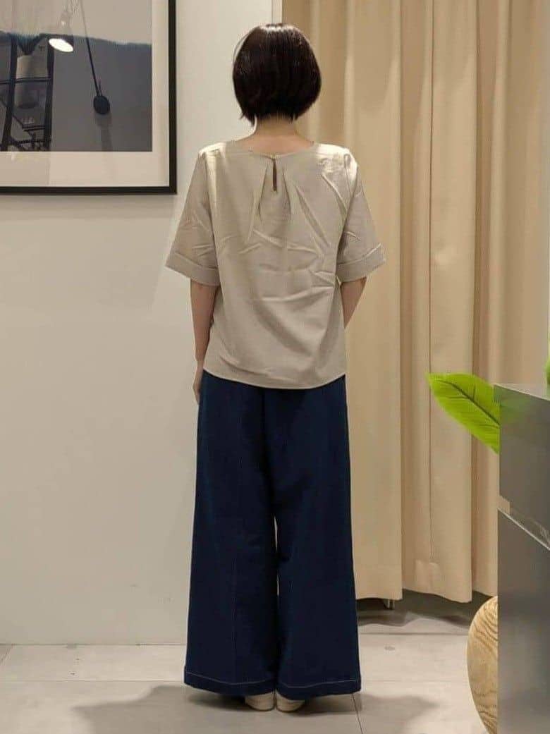 なめさんの「THE SHOP TK｜麻調メッシュブラウス【二の腕カバー/洗える】」を使ったコーディネート