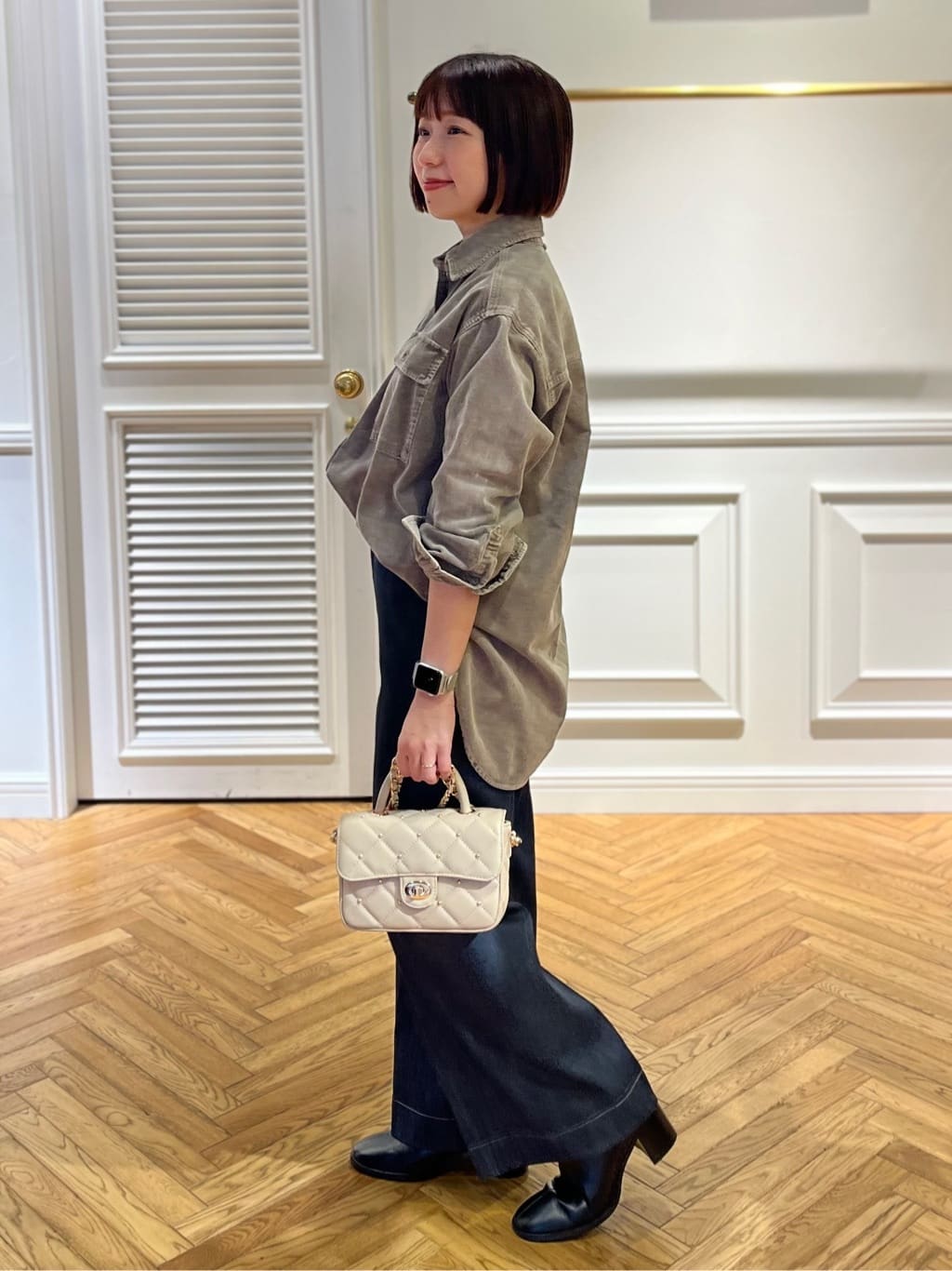 つじ まこさんの「DRESSTERIOR｜【洗える/抜け感】コーデュロイガーメントダイシャツ」を使ったコーディネート