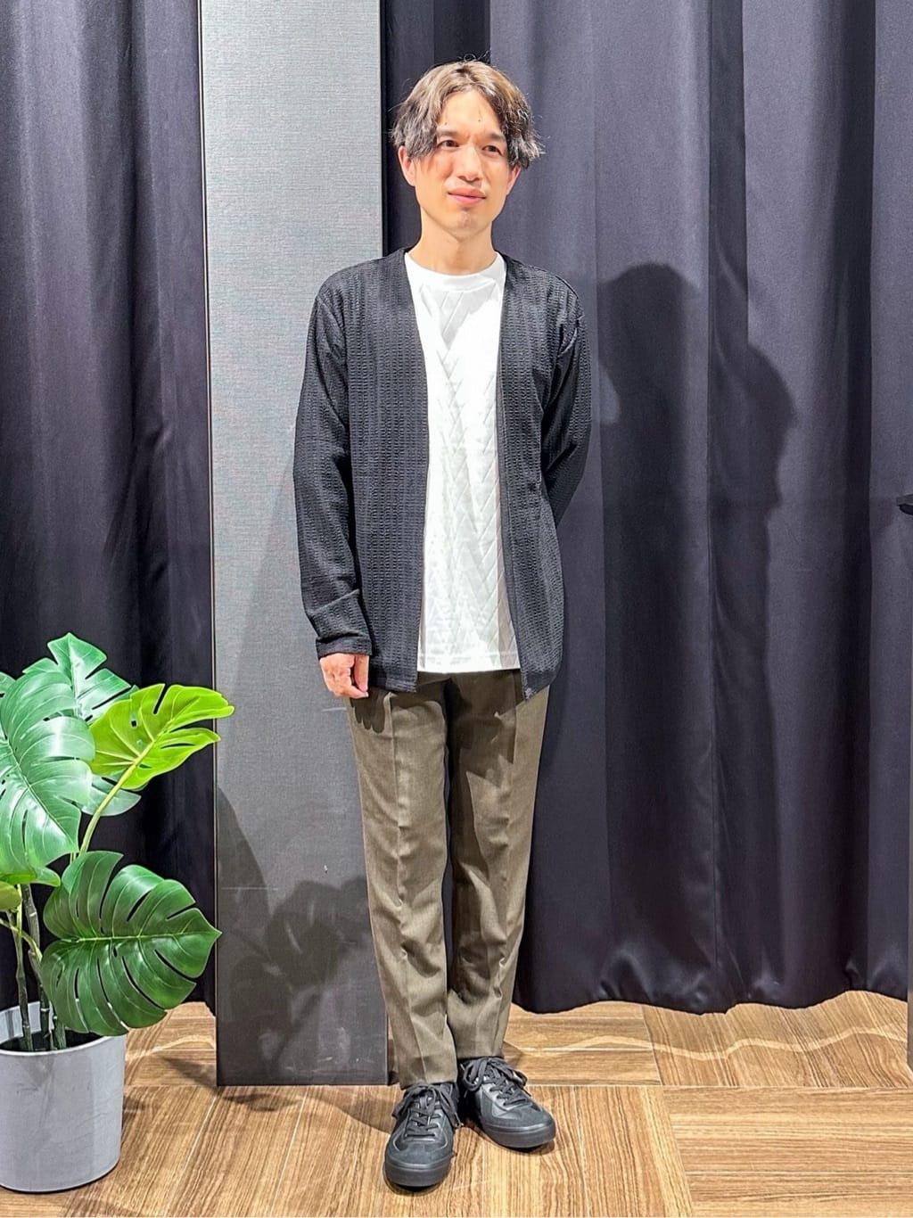 tomoyaさんの「THE SHOP TK｜【セットでお買い得！！】長袖カーディガン＋半袖Tシャツ　洗濯機OK/吸水速乾(Tシャツのみ)」を使ったコーディネート