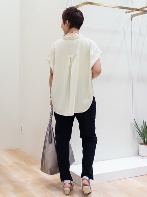 シュウコさんの「grove｜キレイも動きやすさも　美脚見えハイパーストレッチパンツ」を使ったコーディネート