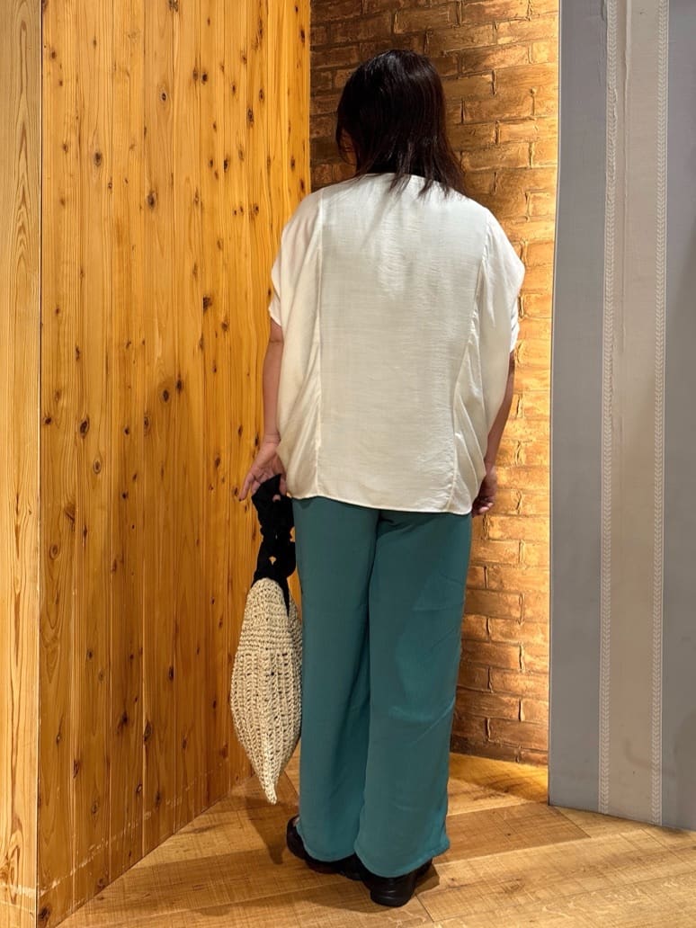 ゆかぴさんの「SHOO･LA･RUE｜◆【S-LL/ひんやり/体型カバー】ゆるシルエットが心地よい ドルマンブラウス」を使ったコーディネート
