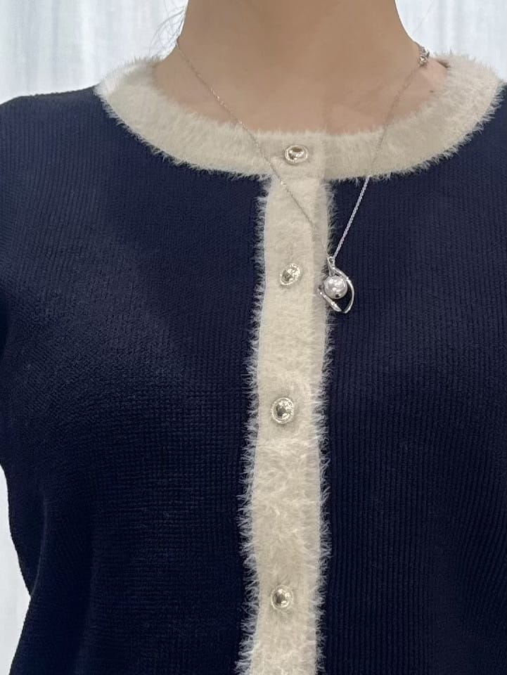 ぞうげさんの「OPAQUE.CLIP｜フェザーバイカラークルーネックカーディガン【洗濯機OK】」を使ったコーディネート