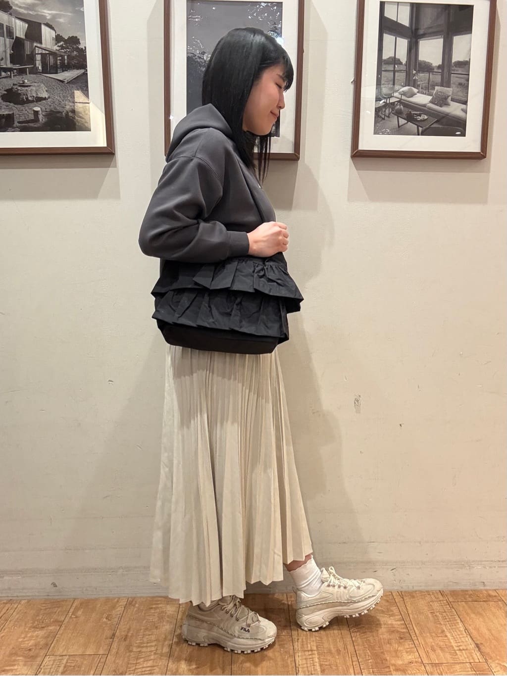 Tsuruさんの「SHOO･LA･RUE｜【セットアップ可/S-LL/なめらかタッチ】選べる3柄 ロゴ入りプルパーカ」を使ったコーディネート