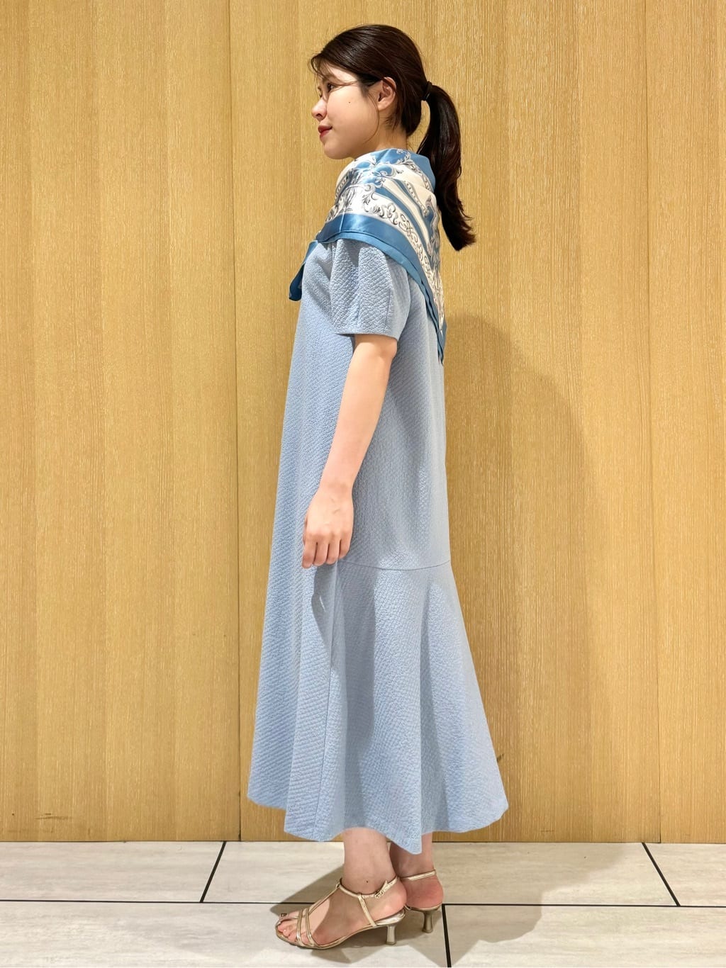 nanaさんの「UNTITLED｜【手洗い／88cm正方形】エンブレムプリントスカーフ」を使ったコーディネート