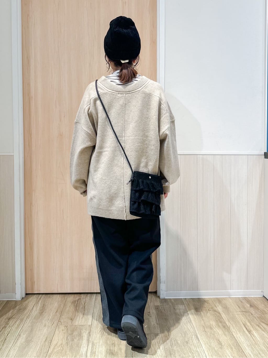 mimoさんの「SHOO･LA･RUE｜◆ふんわりやわらか変形Vネックニット」を使ったコーディネート