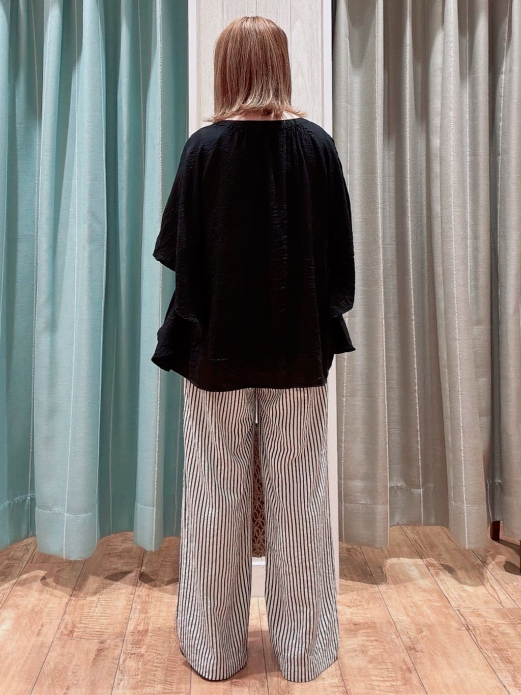 なみぞうさんの「SHOO･LA･RUE｜◆【洗える/ひんやり】涼しく体型カバー お袖フレア ドレープブラウス」を使ったコーディネート