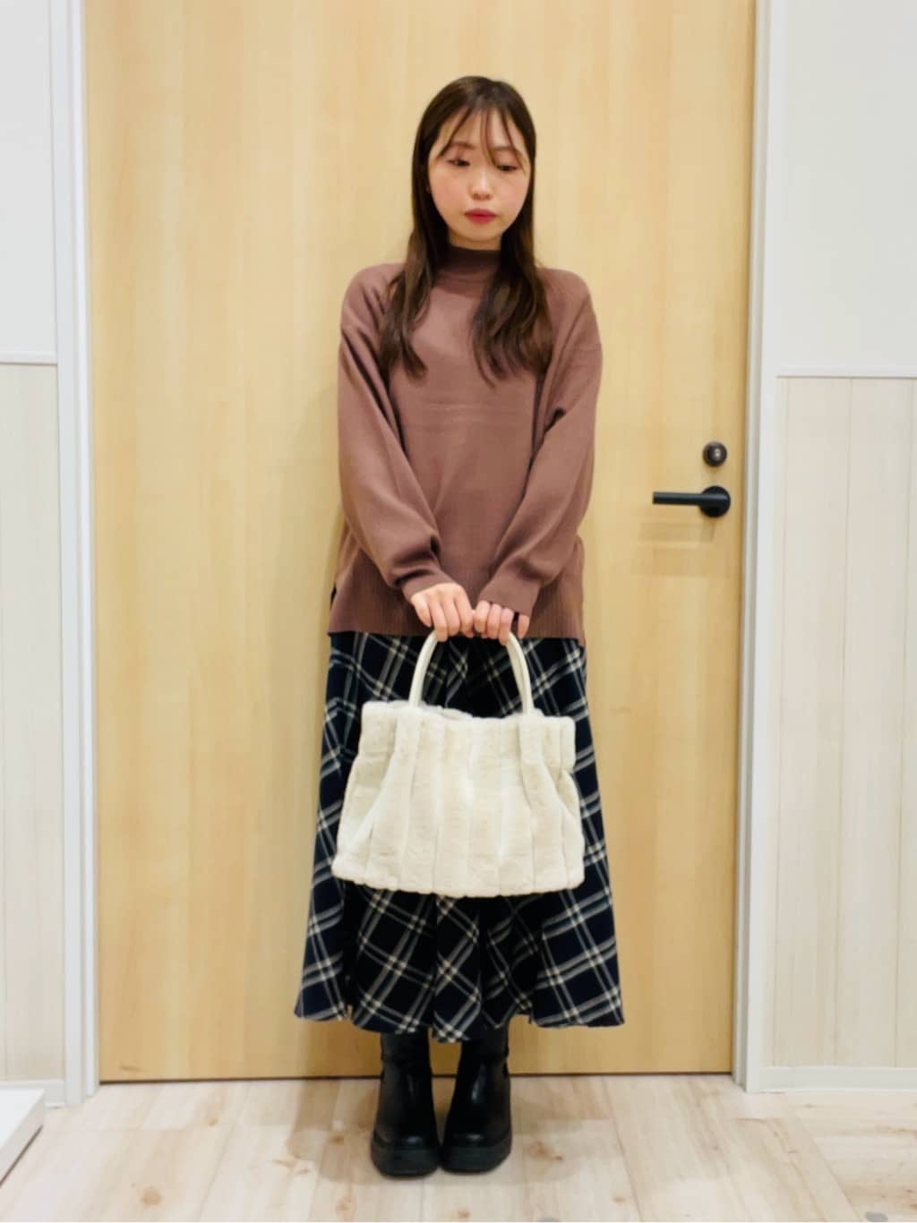 minamiさんの「SHOO･LA･RUE｜【S-LL】立体感が際立つ モールチェックフレアスカート」を使ったコーディネート