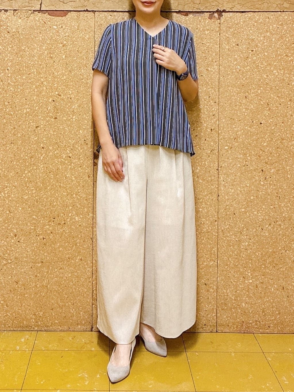 hattoriさんの「INDIVI｜【洗える／通勤】無地＆マルチストライプ柄Vネックブラウス」を使ったコーディネート