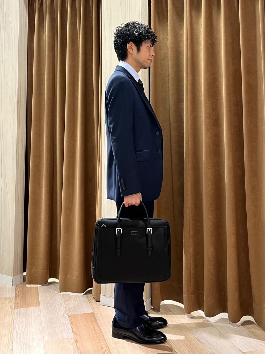 URAさんの「TAKEO KIKUCHI｜【Three by Three】シャイニーシャークピンヘッド スーツ/3ピース対応可」を使ったコーディネート