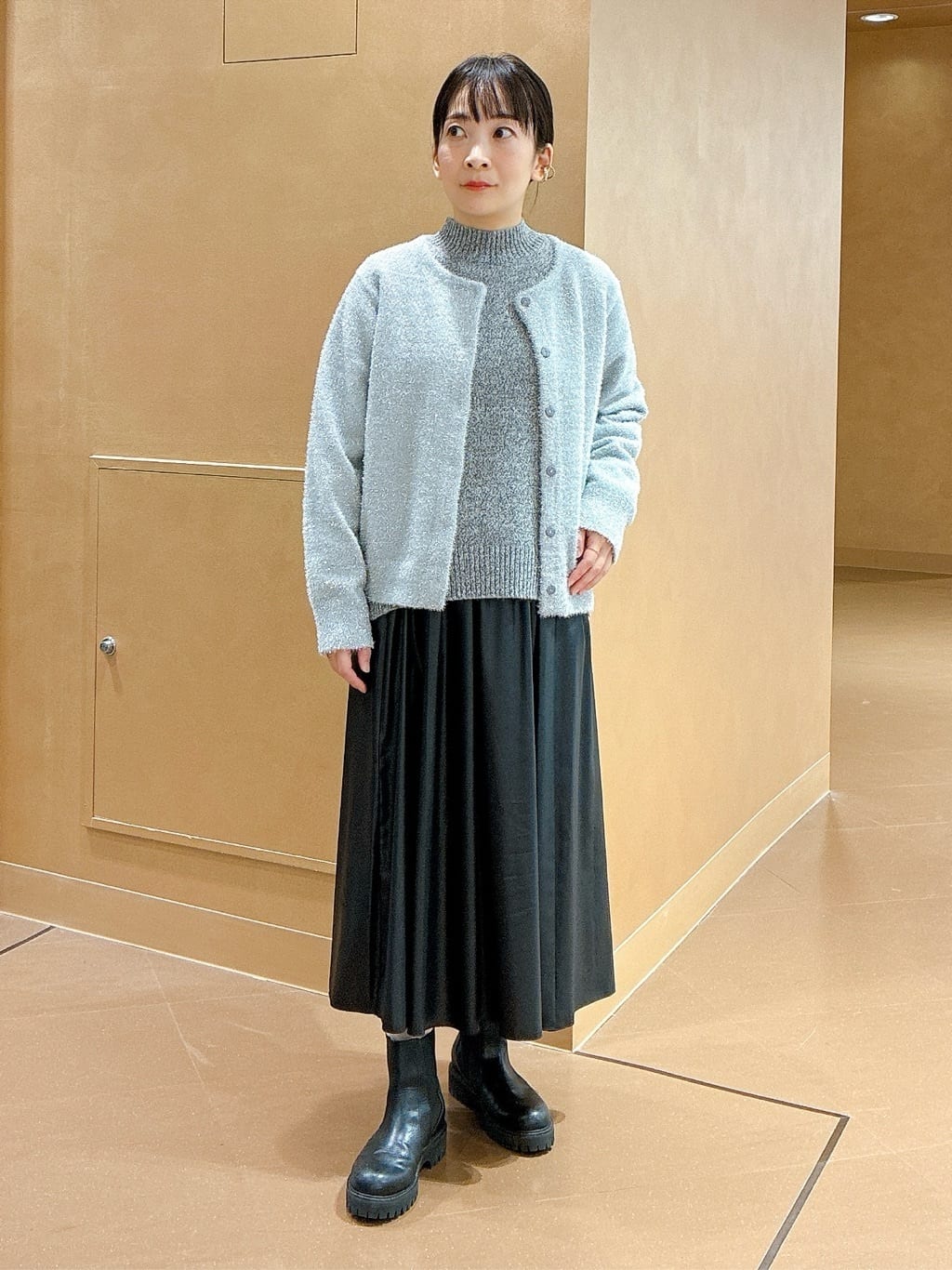 hattoriさんの「INDIVI｜【冬ニット人気NO．1！／カシミヤ混】ミドルゲージハイネックニット」を使ったコーディネート