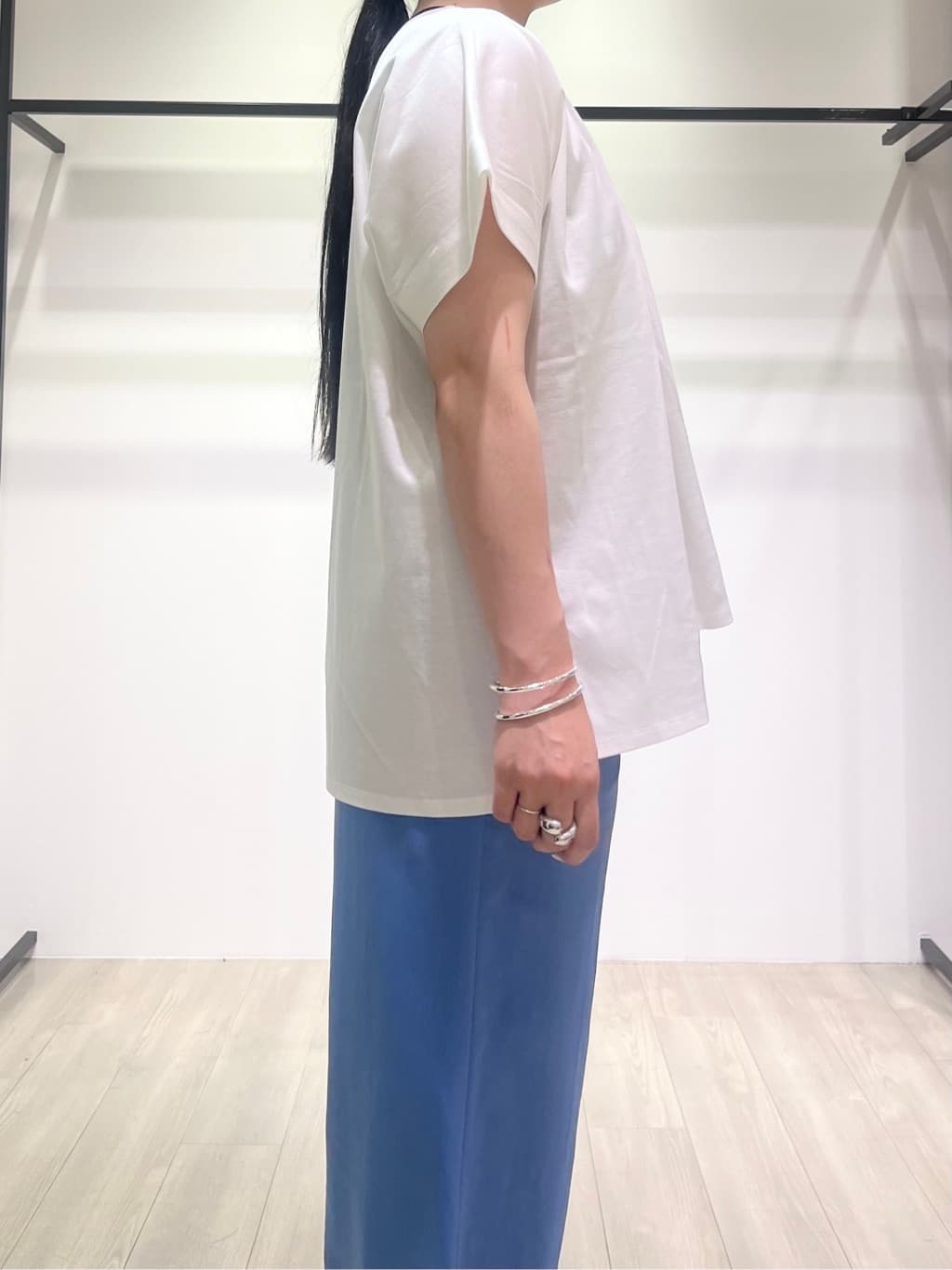 hasuさんの「INDIVI｜【洗える／汗ジミ防止】バイカラー＆アシメヘム Tシャツ」を使ったコーディネート