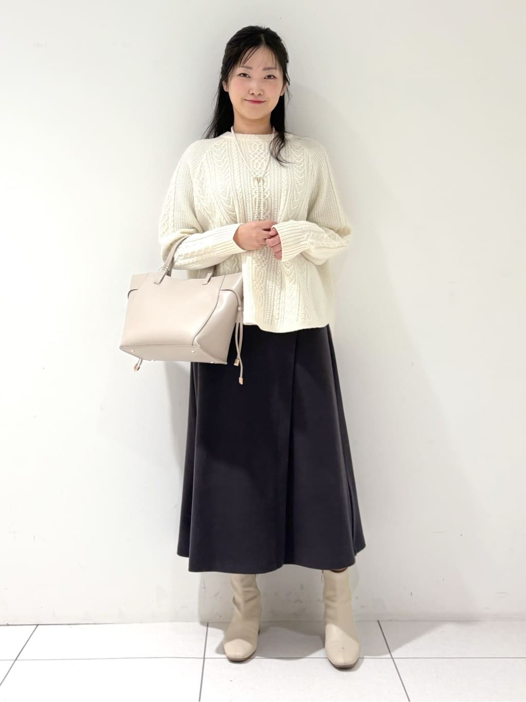 momokoさんの「INDIVI｜【洗える】ケーブルデザイン ラウンドヘムニット」を使ったコーディネート