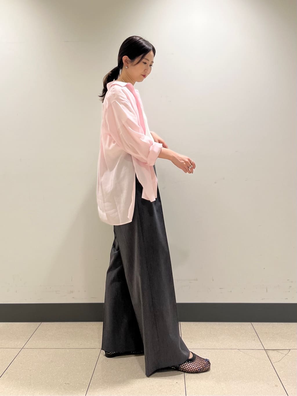 shokoさんの「INDIVI｜【体型カバー／清涼感】シアーオーバーシャツ」を使ったコーディネート