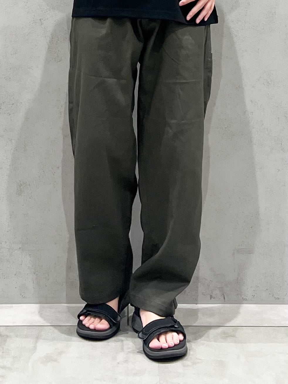 SHI-MAさんの「THE SHOP TK｜ツイルチノワイドパンツ」を使ったコーディネート