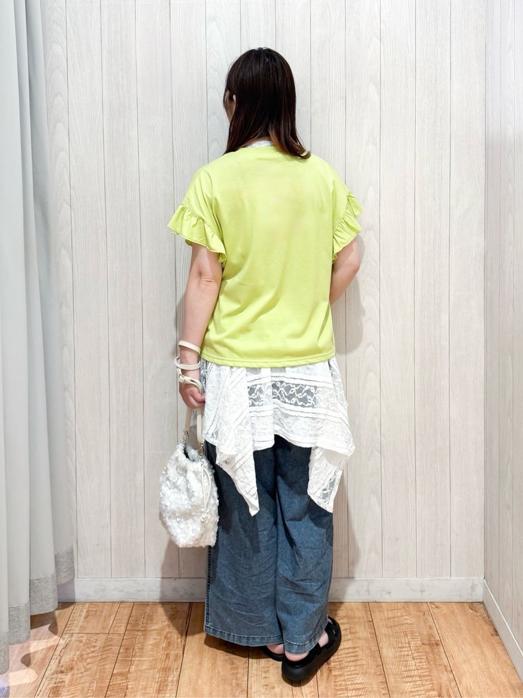愛さんの「SHOO･LA･RUE｜【S-LL/汗ジミ軽減/ひんやり/UVカット】フリルTシャツ」を使ったコーディネート