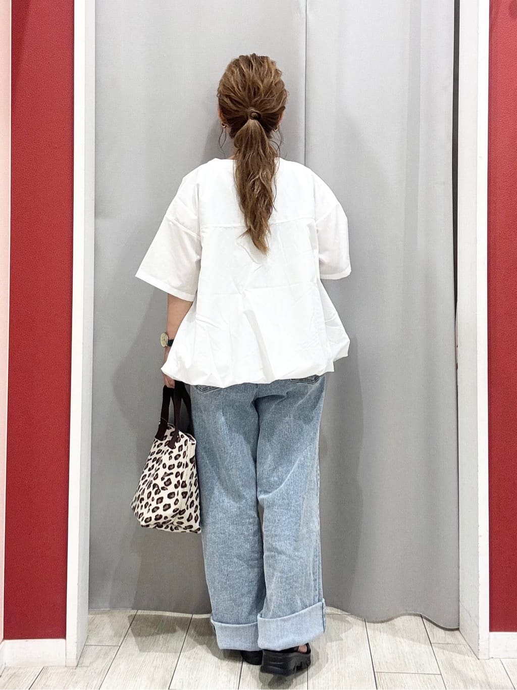 shioさんの「SHOO･LA･RUE｜【S-LL】インせず着られる 裾バルーンシャツ」を使ったコーディネート