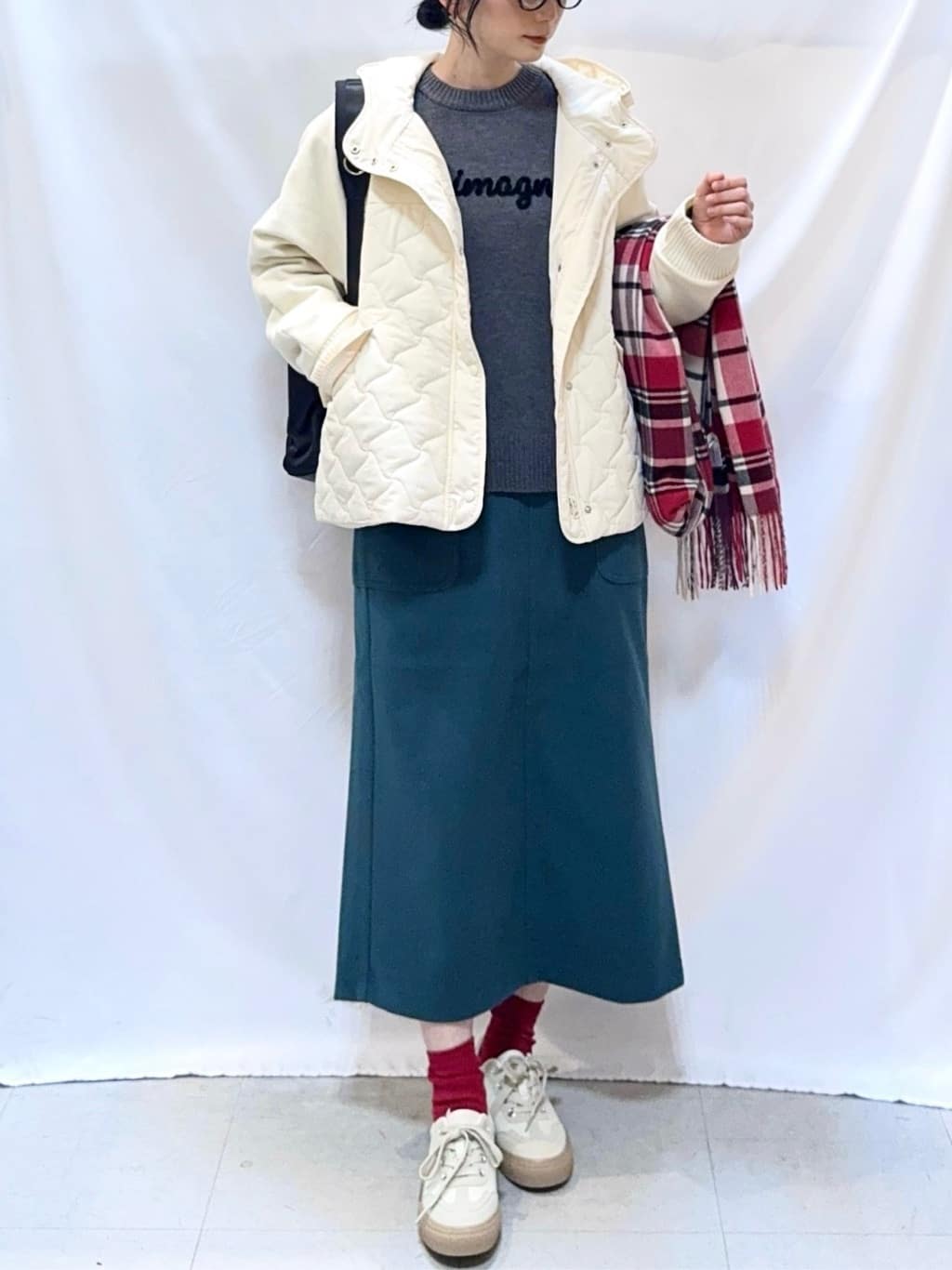𝐇𝐢𝐫𝐨𝐦𝐢さんの「SHOO･LA･RUE｜【S-LL/洗濯機可】ふわふわがやみつきになる柔らかさ スウェットライクロゴニット」を使ったコーディネート