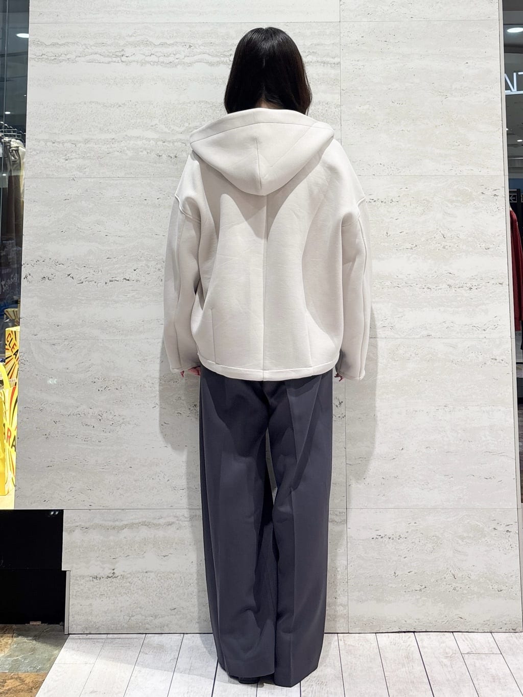 かほさんの「OPAQUE.CLIP｜サテンレイヤード風ワイドパンツ【洗濯機OK】」を使ったコーディネート