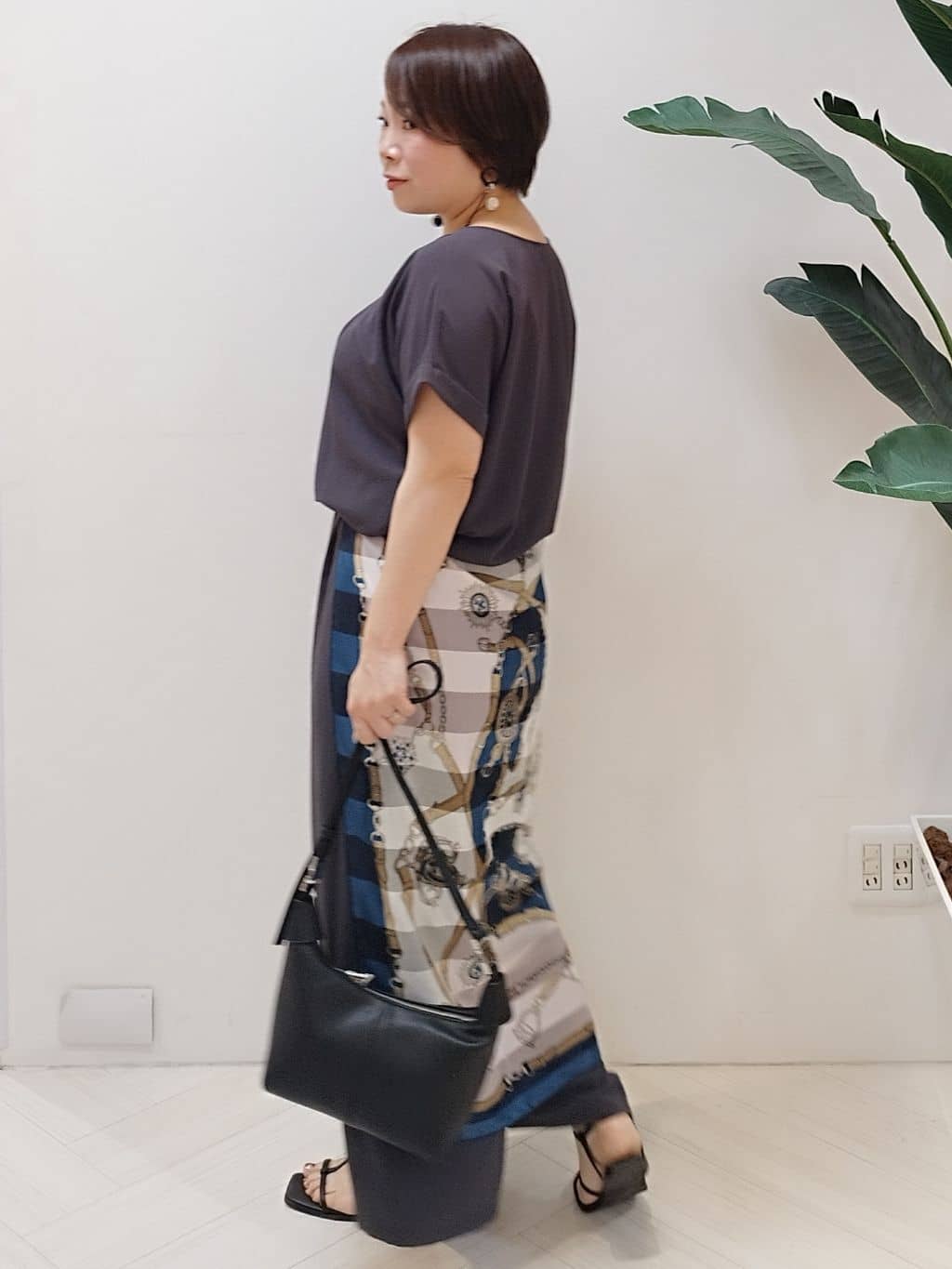 s u g iさんの「UNTITLED｜【手洗い／88cm正方形】シアー素材チェーン柄スカーフ」を使ったコーディネート