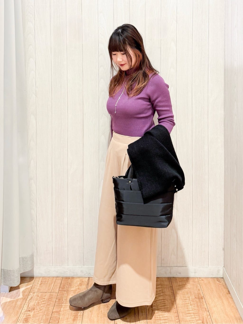 愛さんの「SHOO･LA･RUE｜【絶妙なゆるピタ/洗濯機可】ちくちくしにくい リブタートルネック やわらかニット【CIRCRIC】」を使ったコーディネート