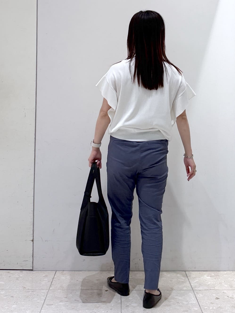 mameさんの「OPAQUE.CLIP｜麻混ハイストレッチイージースティックパンツ【洗濯機洗い可】」を使ったコーディネート