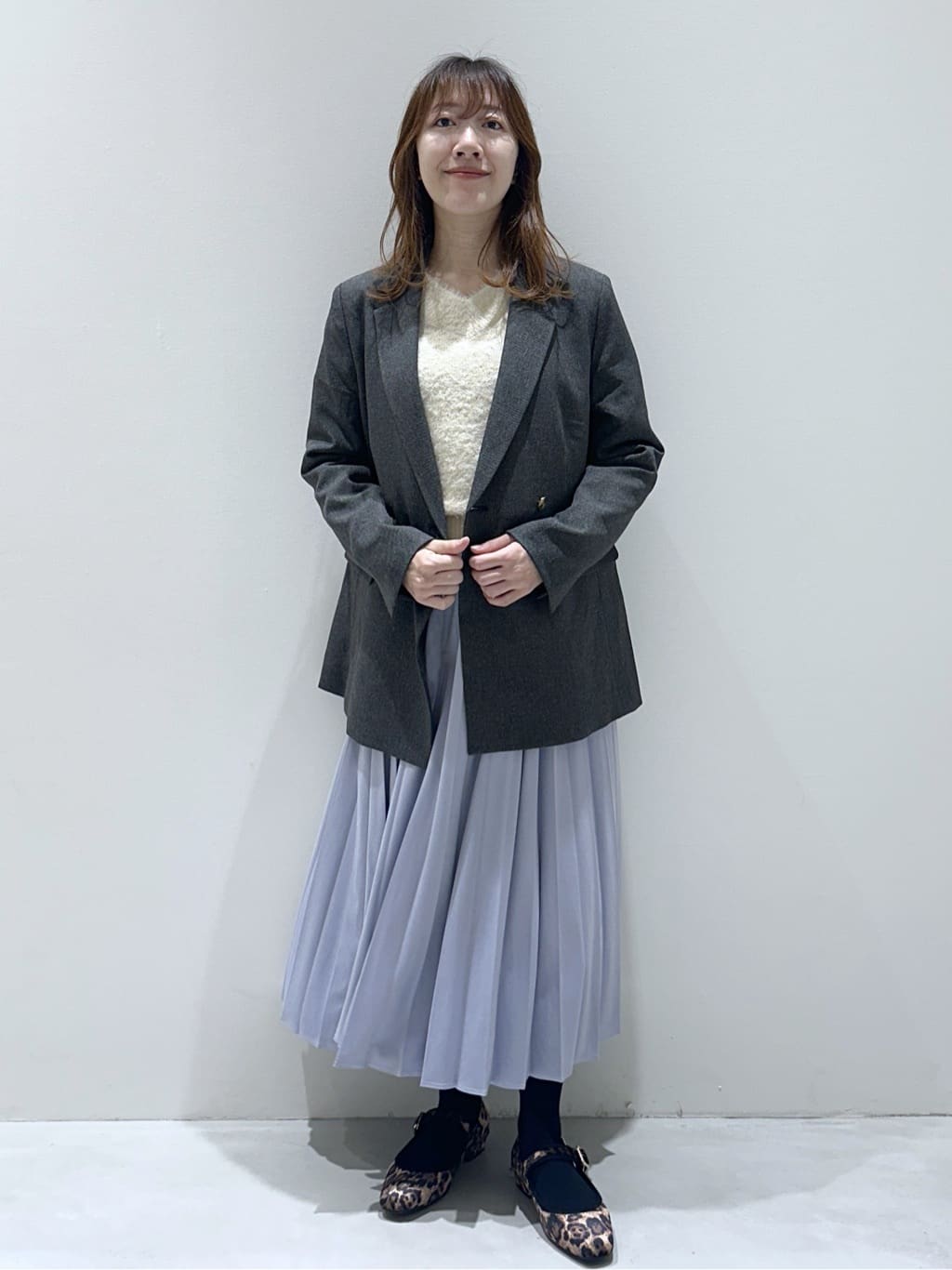 yukaさんの「OPAQUE.CLIP｜スパンコールフェザーVネックニット【洗濯機OK】」を使ったコーディネート
