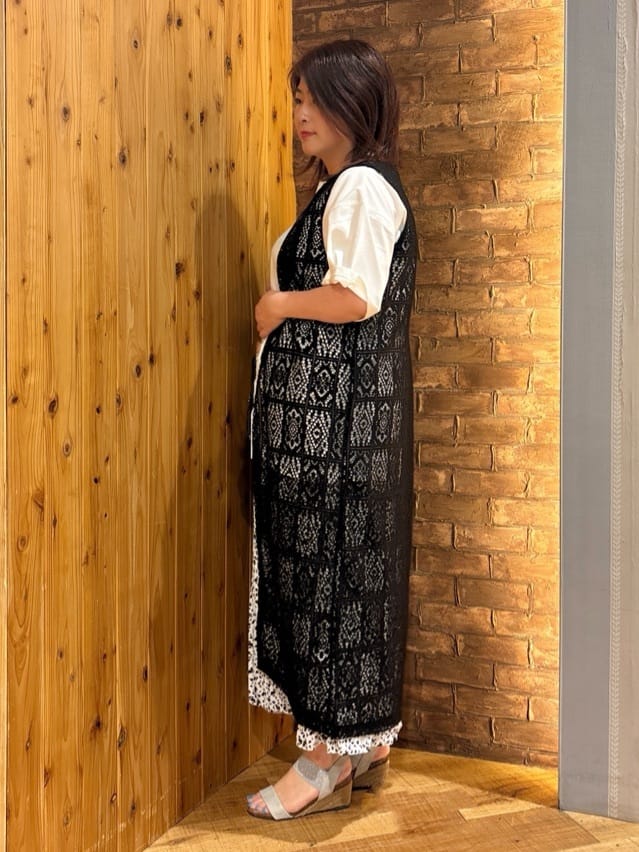 ゆかぴさんの「SHOO･LA･RUE｜◆【S-LL】羽織るだけでサマ見え レース風の柄が華やかなロングジレ」を使ったコーディネート