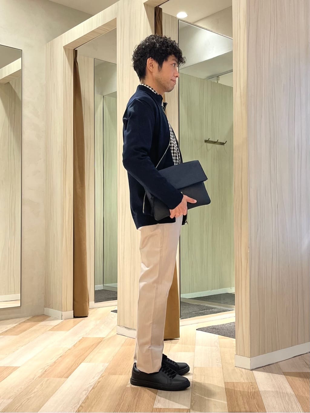 URAさんの「TAKEO KIKUCHI｜アンチピリング ジップアップ ニット」を使ったコーディネート
