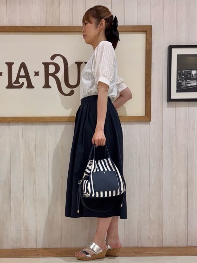 みきぽんさんの「SHOO･LA･RUE｜【洗える/S-LL/撥水】タックギャザー フレアスカート」を使ったコーディネート